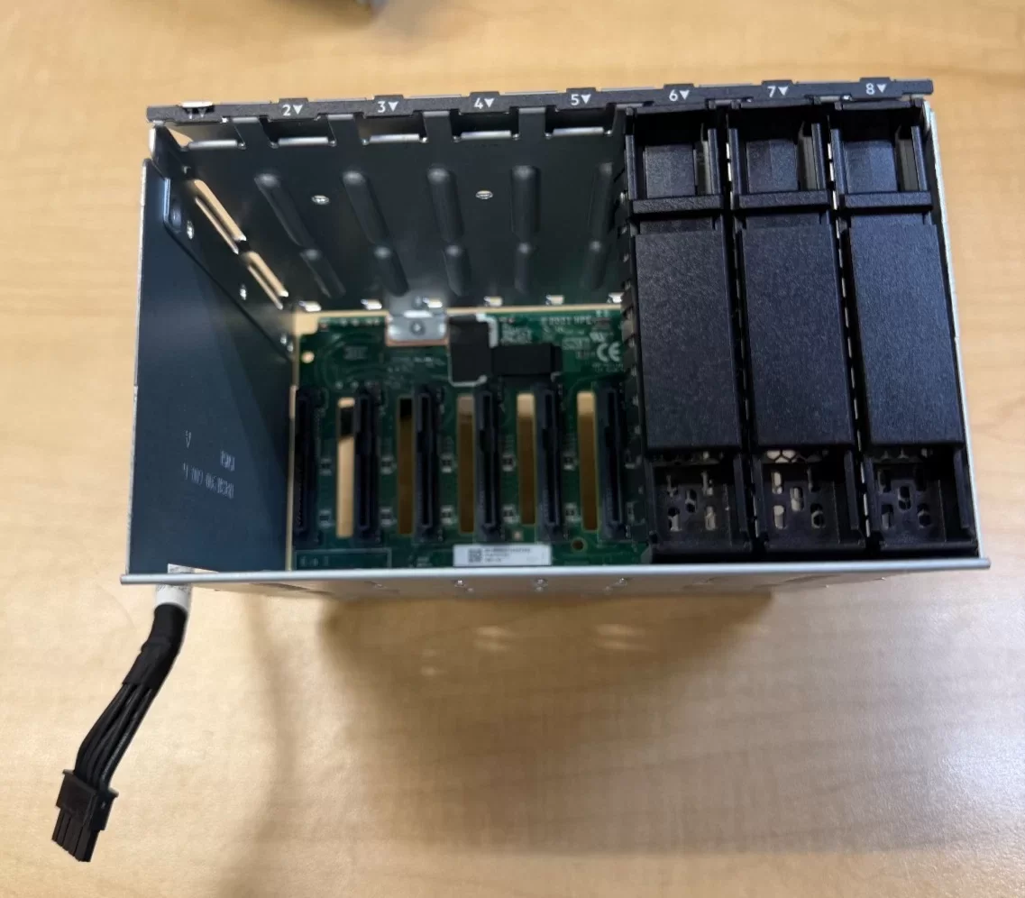 P26930-B21 HPE DL300 Gen10 Plus 2U 8SFF SAS/SATA 12G Bay 1/2 Drive Cage Kit